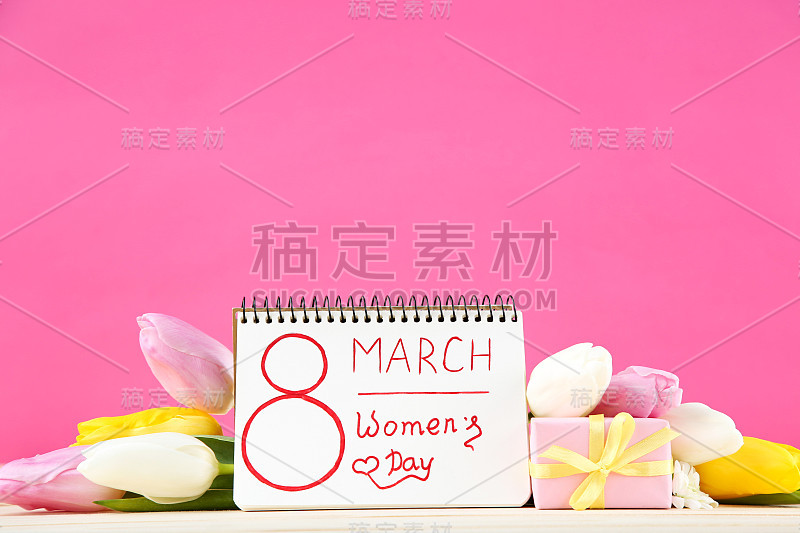 3月8日妇女节，粉红色背景的郁金香花和礼盒