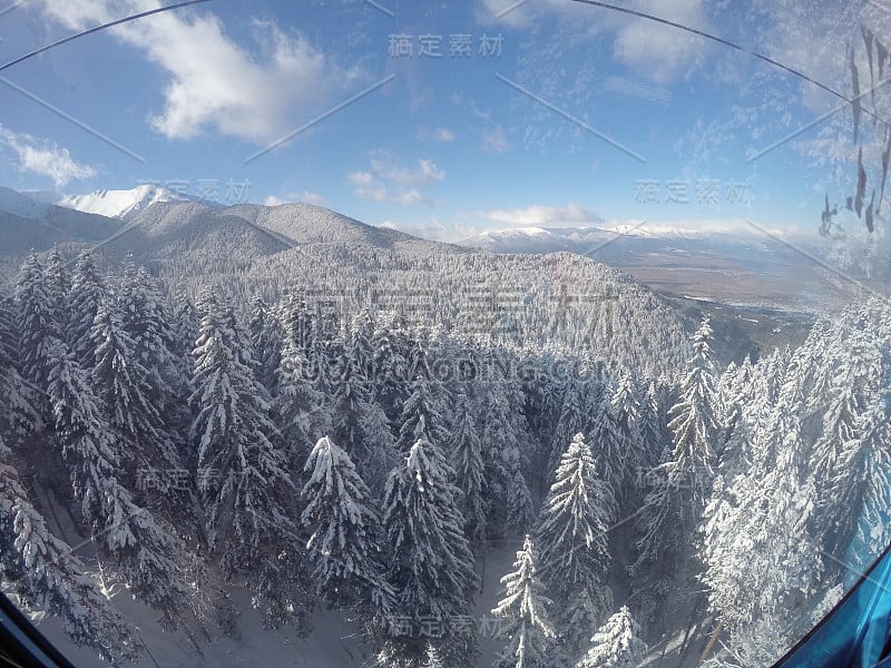 保加利亚班斯科的滑雪胜地，美丽的山和白雪皑皑的树