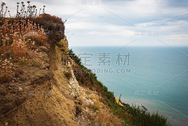 山上的绿色田野，背景是英吉利海峡和英国的乡村。英国多塞特侏罗纪海岸的金冠。