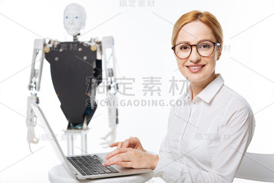 热心进步的科学家正在写她的研究论文
