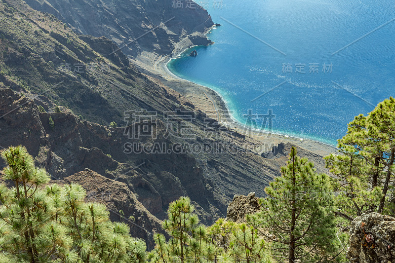 Mirador de Las Playas位于耶罗岛的松树林中。从云层上方俯瞰的壮观景色。西班牙加纳