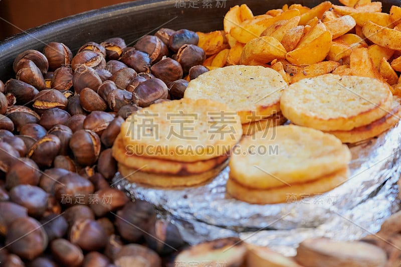 平底锅在大街上到处都是土豆煎饼，烤栗子和土豆角出售