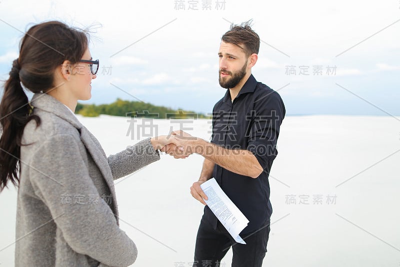 景观设计师女人展示草图给客户马