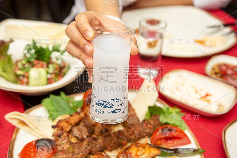 传统的土耳其和希腊酒桌raki