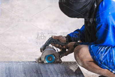男专业工人切割瓷砖
