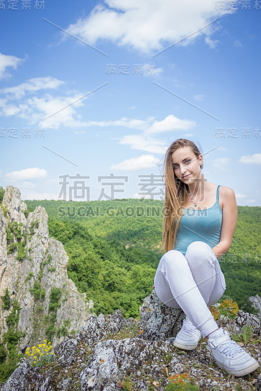 年轻女子徒步旅行