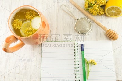 菩提树茶与新鲜的花和柠檬