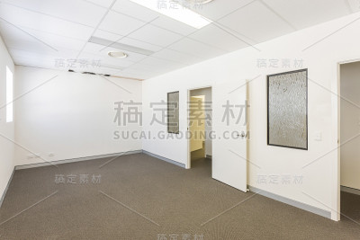 一个有门的空房间