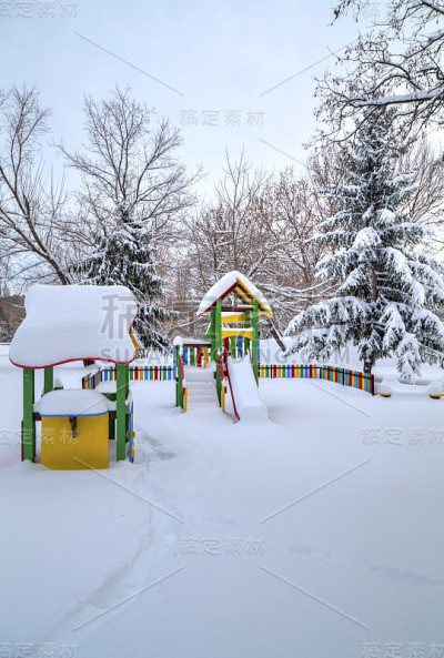 孩子们的操场被雪覆盖了
