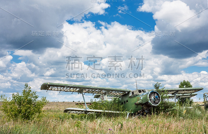 旧苏联双翼飞机Antonov an -2(柯尔特)飞机在乌克兰一个废弃的机场