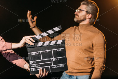 成熟演员的选择焦点与隔板在前面