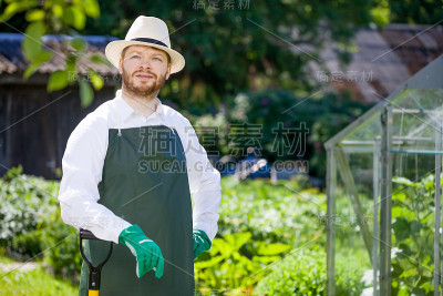 一个微笑的温室工人的肖像