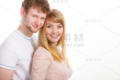 幸福的情侣互相拥抱。