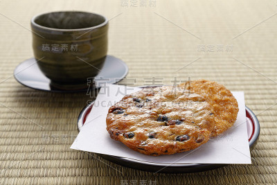 日本传统甜点，米饼和热日本茶