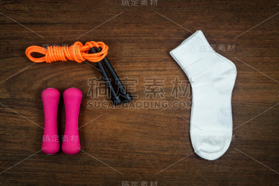 运动器材放在木桌上，用于体育活动。、运动配件。