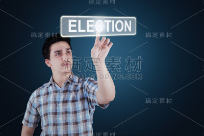 年轻人触摸着选举按钮