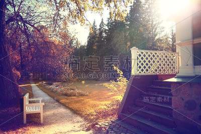 庭园长凳在秋季公园景观