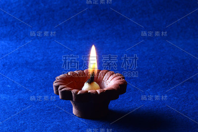 粘土灯盏在排灯节庆祝期间点燃。问候卡设计印度的光节日称为排灯节