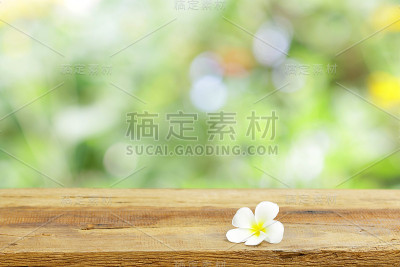 木桌上放着鸡蛋花