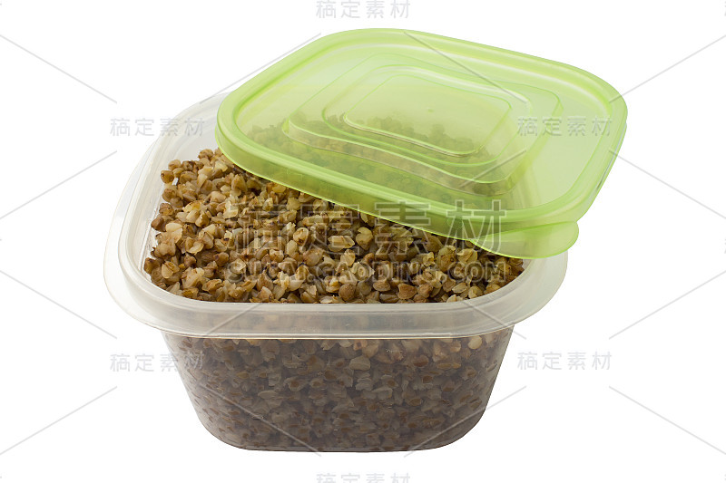 煮荞麦在一个食物容器在白色的背景。孤立的