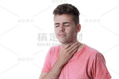 年轻人在白色背景下孤立地抱着脖子。