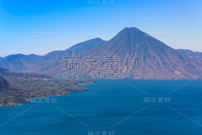 危地马拉高地的阿提特兰湖，火山景观