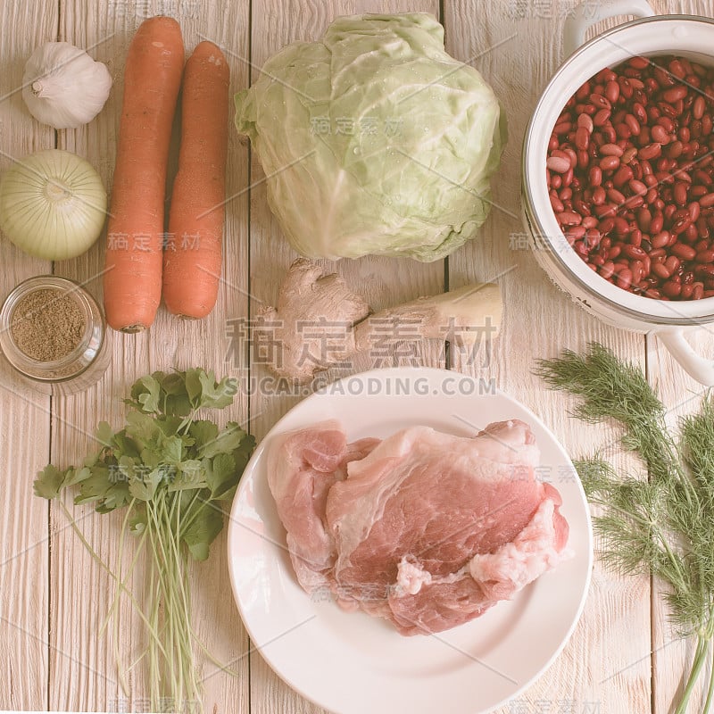 食材:红豆、胡萝卜、卷心菜、肉、洋葱、生姜。烹饪的步骤，准备食物的过程。自制健康食品的概念。