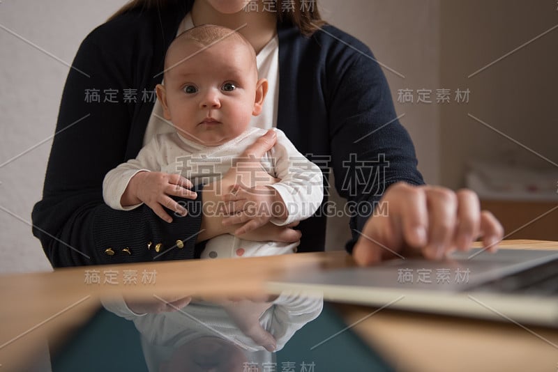 非常可爱的小女孩看着镜头