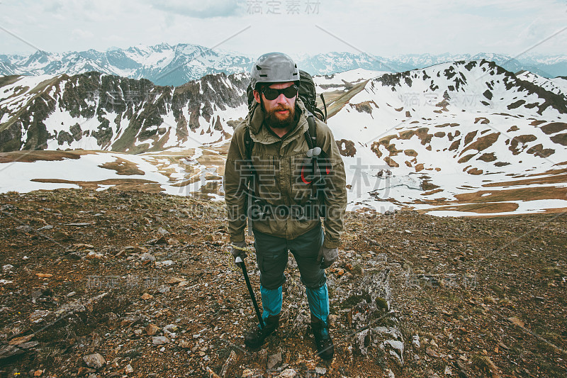 大胡子男人登山旅行生活方式生存概念冒险户外活动假期极限运动装备野生自然雪山