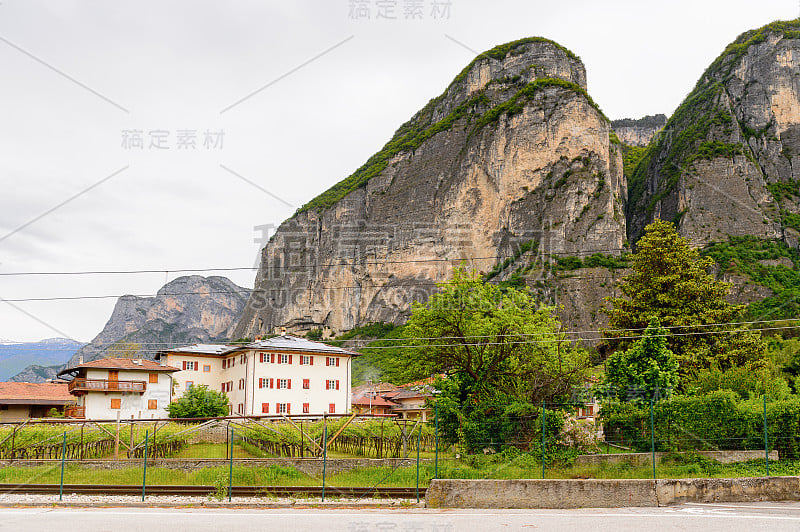 阿尔卑斯山和意大利Mezzocorona的建筑。意大利北部特伦蒂诺-上阿迪杰地区特伦蒂诺的一个公社