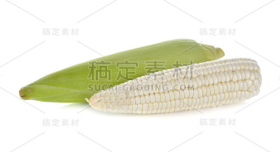 未煮熟的白玉米将叶子放在白色的背景上