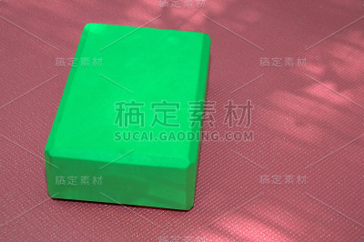 粉色瑜伽垫和绿色方块