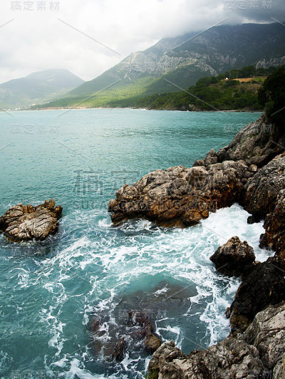 泡沫波浪和岩石