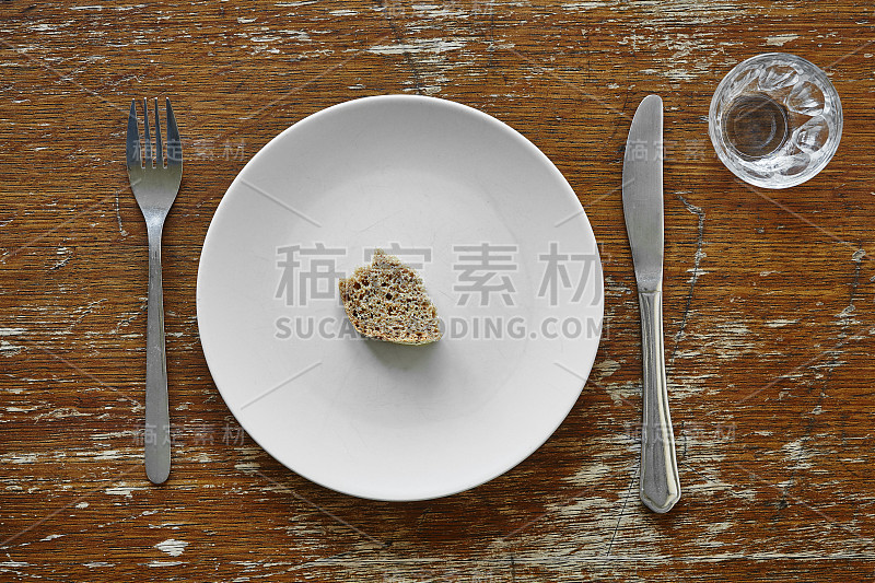 盘子上的一片面包，比喻饥饿