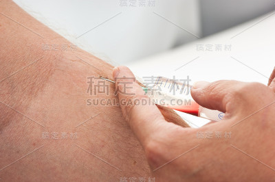 医生给病人打针