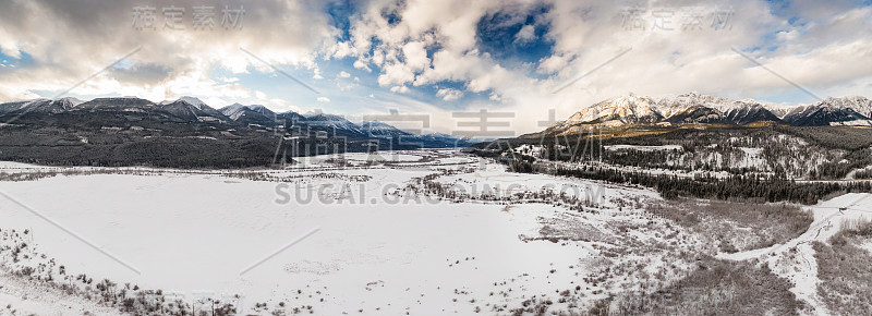 美丽的加拿大山景鸟瞰图