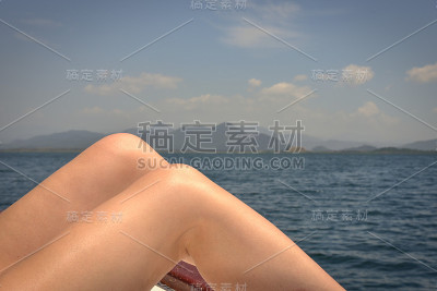 女人的腿在船上旅行