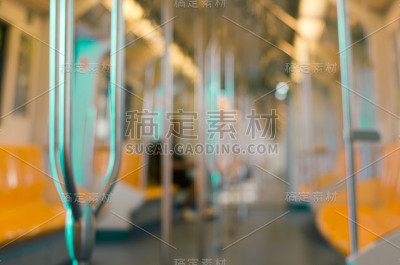 在长假抽象背景下模糊空荡的人们乘坐现代公共交通工具。