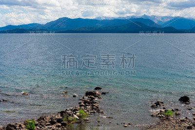 纳乌尔瓦皮湖的景色