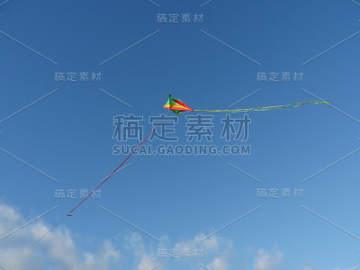 五颜六色的风筝在天空中