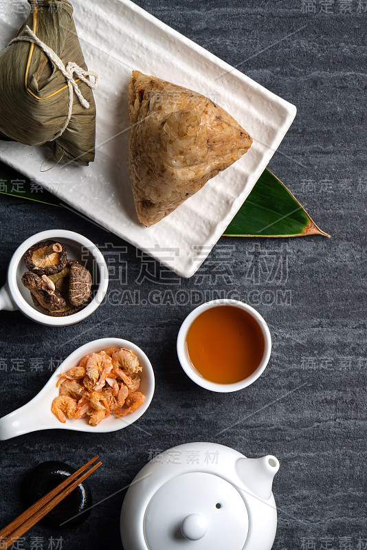 粽子粽子俯视图为端午节上方以黑色为背景。