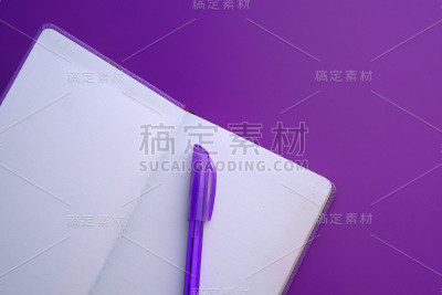 顶视图的钢笔和记事本上的彩色背景