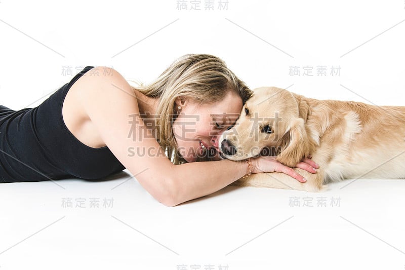 漂亮的女人和她美丽的金毛猎犬在白色的背景