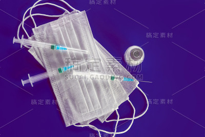 外科口罩或病毒口罩、注射器和疫苗安瓿(蓝色背景)。病毒流行概念，医学概念。