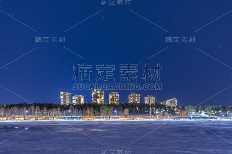 卢莱克罗南地区的高大住宅楼拍摄了一个星光灿烂的冬夜