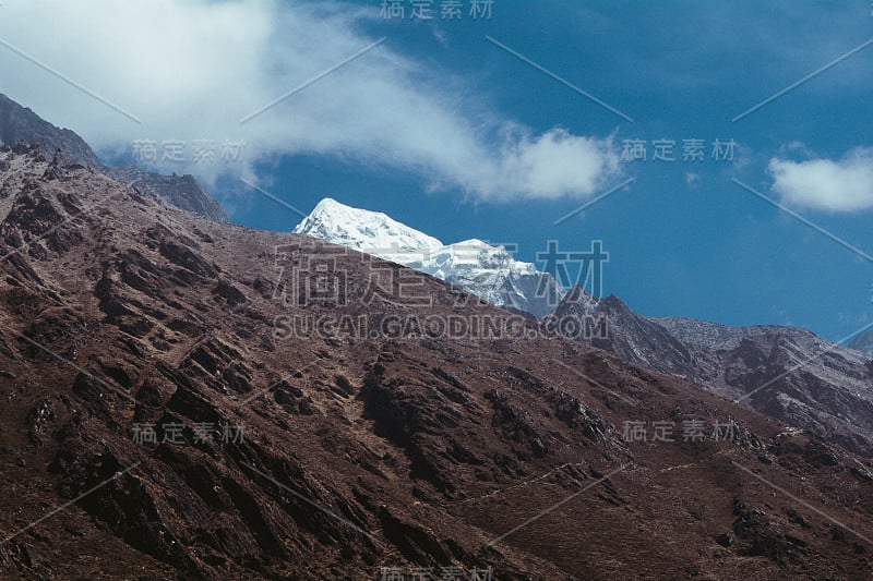 喜马拉雅山被雪覆盖的山顶