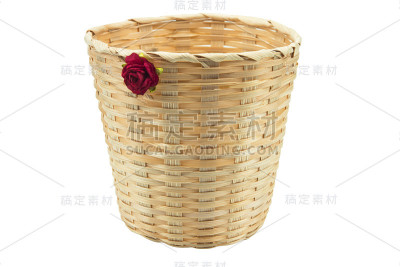 竹篮孤立在白色背景上