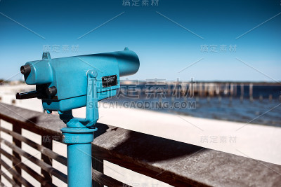 木板路上的望远镜