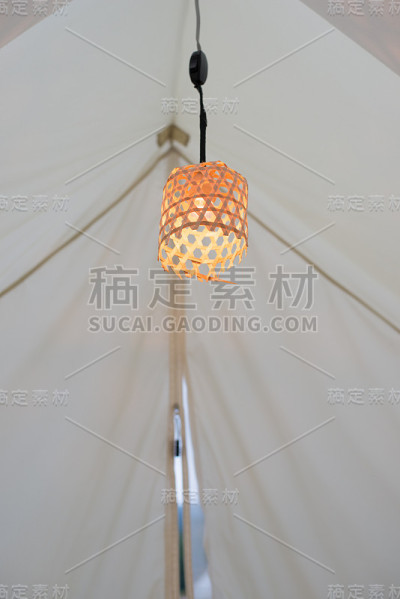 竹藤篮里的桔灯