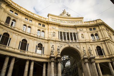 Umberto I. Galleria Umberto I.优雅的，玻璃和铁覆盖的画廊建于19世纪晚